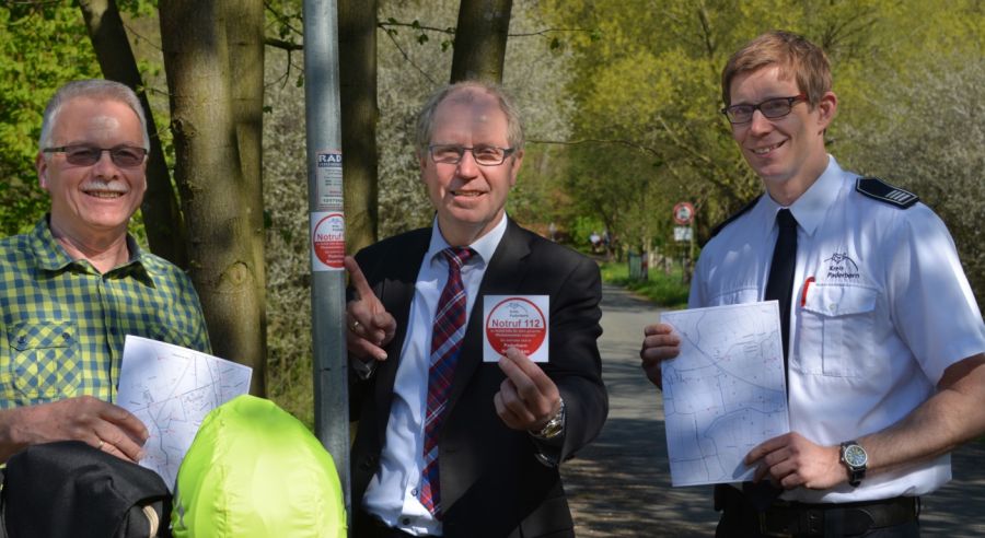 Mehr Sicherheit für Radfahrer – von links nach rechts Franz-Josef Fichna, Fahrradbeauftragter für den Kreis Paderborn, Landrat Manfred Müller, Marc Hammerstein, Leiter der Kreisleitstelle, stellten im Mai vergangenen Jahres das neue Radroutennotrufsystem für den Kreis Paderborn vor